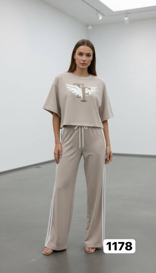 Elegant Two-Piece Mauve Leisure Set with Graphic Top