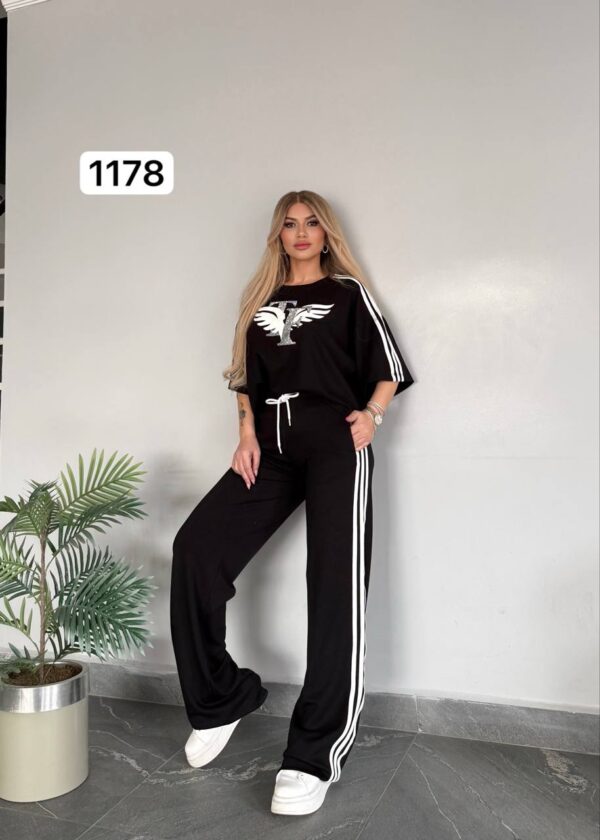 Elegant Two-Piece Mauve Leisure Set with Graphic Top