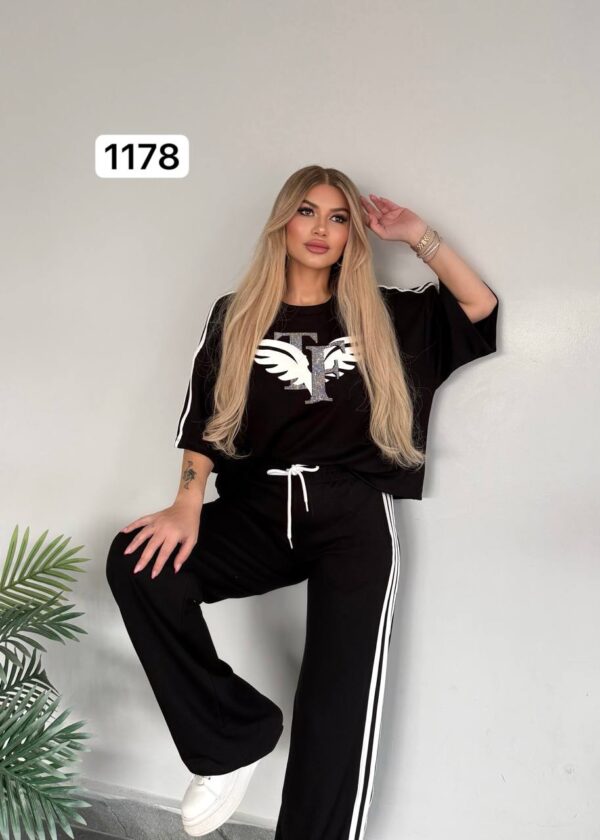 Elegant Two-Piece Mauve Leisure Set with Graphic Top