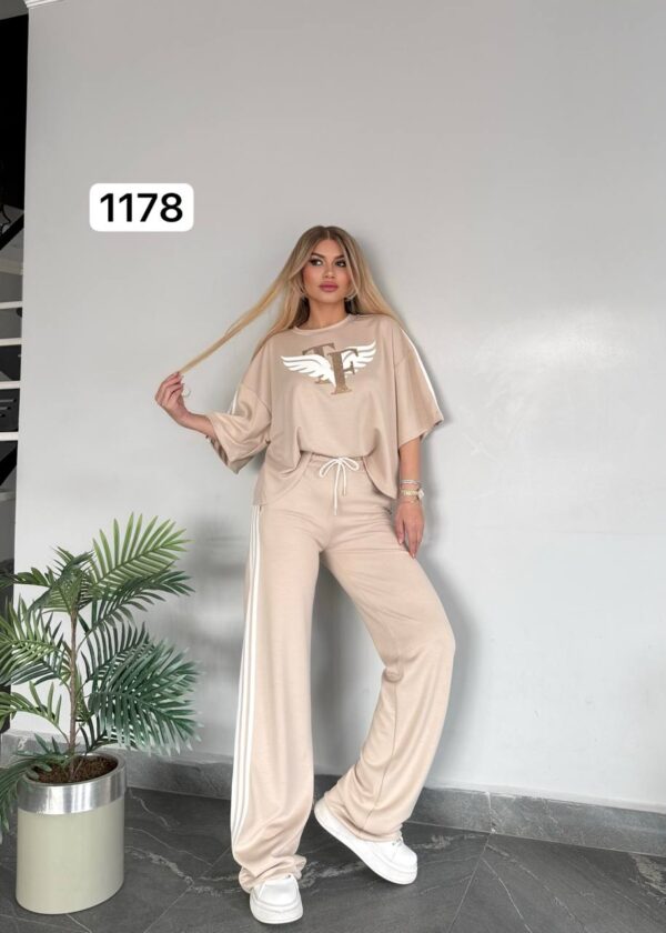 Elegant Two-Piece Mauve Leisure Set with Graphic Top