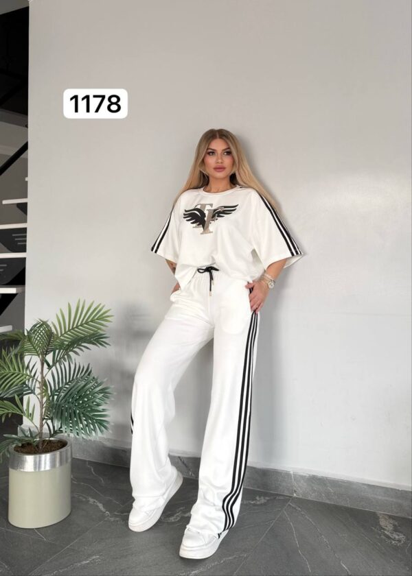 Elegant Two-Piece Mauve Leisure Set with Graphic Top