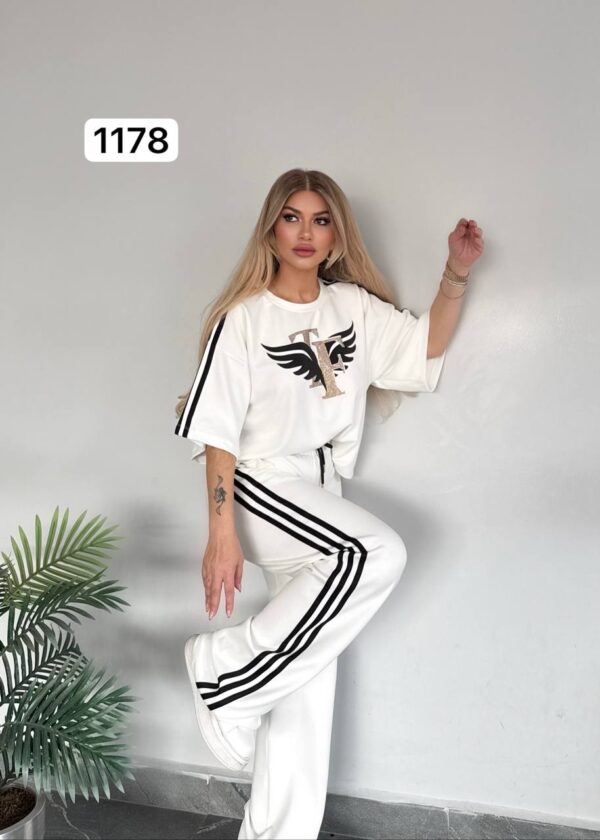 Elegant Two-Piece Mauve Leisure Set with Graphic Top