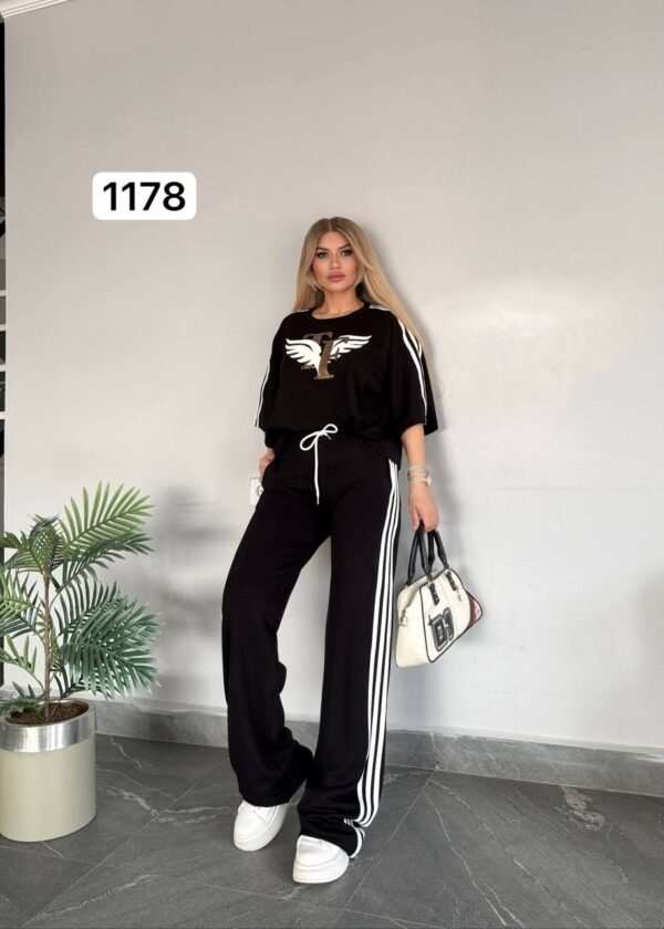 Elegant Two-Piece Mauve Leisure Set with Graphic Top