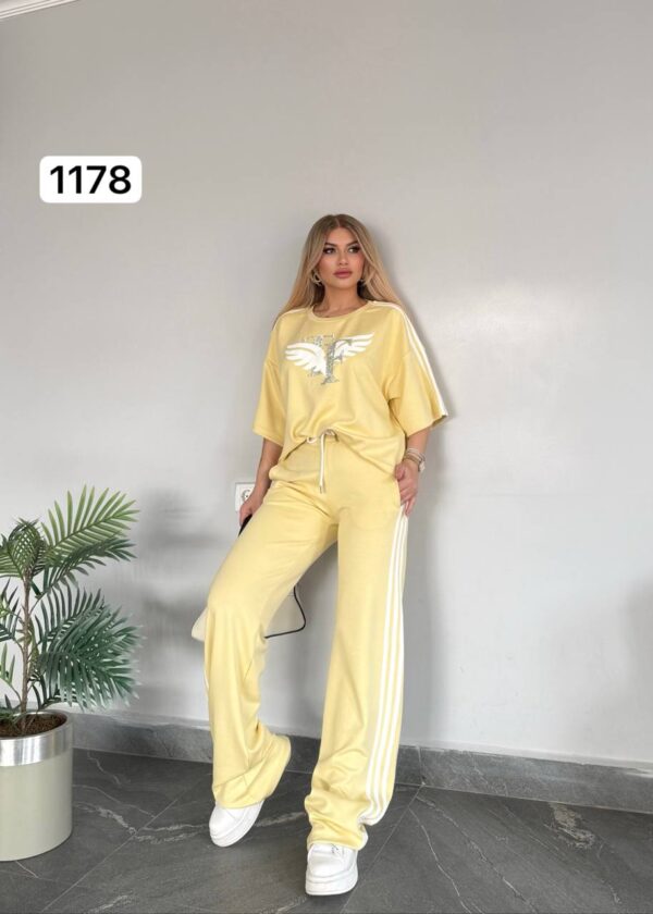 Elegant Two-Piece Mauve Leisure Set with Graphic Top